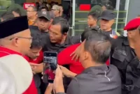 Ricuh Simpatisan Hasto Kristiyanto
