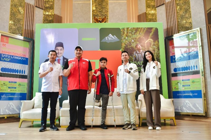 Menpora Dito Ariotedjo bersama dengan Pemuda Disabilitas, Wamenpora, Eaffi Ahmad dan Mika Tambayong