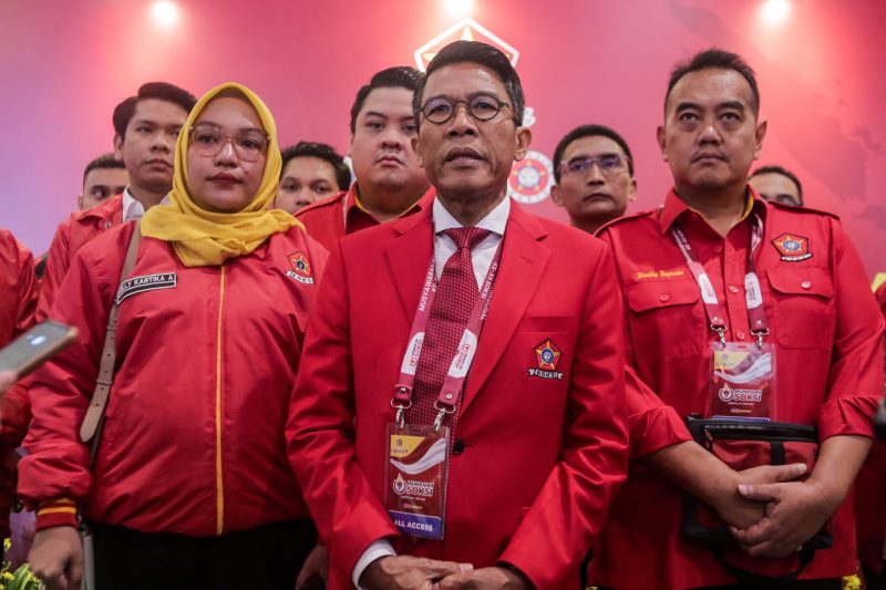 Mukhammad Misbakhun Ketua Umum Depinas Soksi bersama dengan Panitia Munas Soksi yang Ke-XII