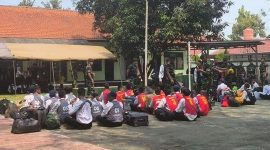 Pelajar sedang mengikuti prosesi Pendidikan Militer Ala Dedi Mulyadi di Resiman Purwakarta