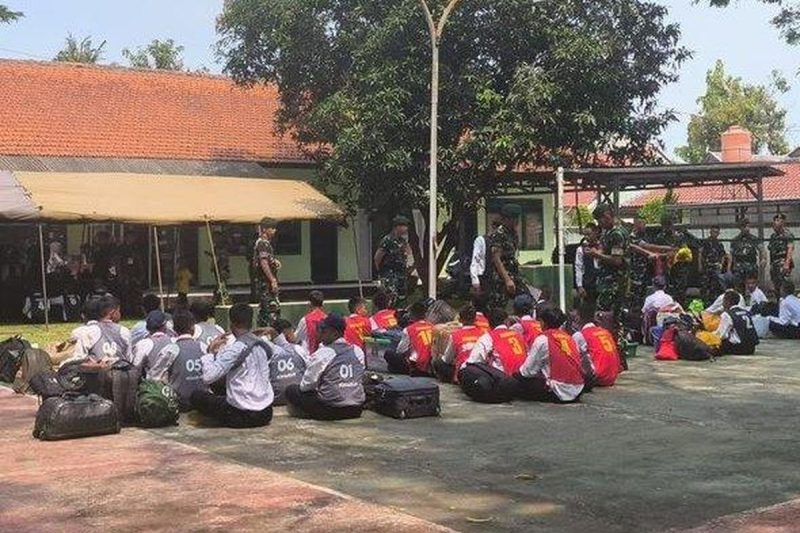 Pelajar sedang mengikuti prosesi Pendidikan Militer Ala Dedi Mulyadi di Resiman Purwakarta
