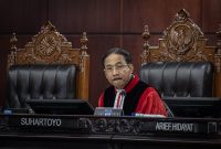 Ketua Mahkamah Konstitusi Suhartoyo memimpin sidang pengucapan putusan sela (dismissal) sengketa Pilkada 2024 di Gedung Mahkamah Konstitusi, Jakarta, Selasa (4/2/2025). Mahkamah Konstitusi menggelar sidang pengucapan putusan sela (dismissal) yang berlangsung pada Selasa (4/2) dan Rabu (5/2) untuk 310 perkara perselisihan hasil pemilihan umum gubernur, bupati, dan wali kota (PHPU kepala daerah) atau sengketa Pilkada 2024. ANTARA FOTO/Bayu Pratama S/tom.