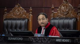 Ketua Mahkamah Konstitusi Suhartoyo memimpin sidang pengucapan putusan sela (dismissal) sengketa Pilkada 2024 di Gedung Mahkamah Konstitusi, Jakarta, Selasa (4/2/2025). Mahkamah Konstitusi menggelar sidang pengucapan putusan sela (dismissal) yang berlangsung pada Selasa (4/2) dan Rabu (5/2) untuk 310 perkara perselisihan hasil pemilihan umum gubernur, bupati, dan wali kota (PHPU kepala daerah) atau sengketa Pilkada 2024. ANTARA FOTO/Bayu Pratama S/tom.