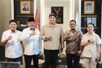 Ketua Umum Pengurus Besar Persatuan Olahraga Domino Indonesia (PB PORDI), Dr. H. Andi Jamaro Dulung, melakukan audiensi dengan Menteri Pemuda dan Olahraga Republik Indonesia, Ario Bimo Nandito Ariotedjo, di kediaman pribadi sang Menteri, Kamis (17/5/2025). 