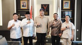 Ketua Umum Pengurus Besar Persatuan Olahraga Domino Indonesia (PB PORDI), Dr. H. Andi Jamaro Dulung, melakukan audiensi dengan Menteri Pemuda dan Olahraga Republik Indonesia, Ario Bimo Nandito Ariotedjo, di kediaman pribadi sang Menteri, Kamis (17/5/2025). 