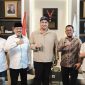 Ketua Umum Pengurus Besar Persatuan Olahraga Domino Indonesia (PB PORDI), Dr. H. Andi Jamaro Dulung, melakukan audiensi dengan Menteri Pemuda dan Olahraga Republik Indonesia, Ario Bimo Nandito Ariotedjo, di kediaman pribadi sang Menteri, Kamis (17/5/2025). 