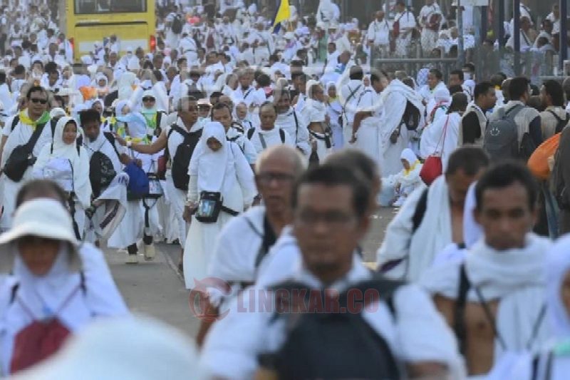 Jamaah Haji Indonesia Jalan Kaki