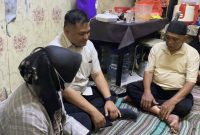 Saksi pelapor, Reza dan istri, mendatangi rumah duka Alvaro Kiano Nugroho, Selasa (25/11/2025).(Hanifah Salsabila)