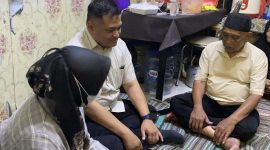 Saksi pelapor, Reza dan istri, mendatangi rumah duka Alvaro Kiano Nugroho, Selasa (25/11/2025).(Hanifah Salsabila)