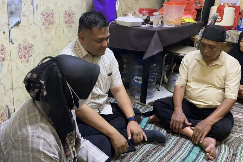 Saksi pelapor, Reza dan istri, mendatangi rumah duka Alvaro Kiano Nugroho, Selasa (25/11/2025).(Hanifah Salsabila)