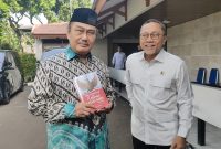Mantan Ketua MK Jimly Asshiddiqie (kiri) dan Ketum PAN sekaligus Menko Pangan Zulkifli Hasan (Zulhas) (kanan) di rumah dinas Zulhas, Jalan Widya Chandra, Jakarta, Rabu (26/11/2025).(KOMPAS.com/NICHOLAS RYAN ADITYA) 