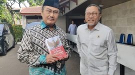 Mantan Ketua MK Jimly Asshiddiqie (kiri) dan Ketum PAN sekaligus Menko Pangan Zulkifli Hasan (Zulhas) (kanan) di rumah dinas Zulhas, Jalan Widya Chandra, Jakarta, Rabu (26/11/2025).(KOMPAS.com/NICHOLAS RYAN ADITYA) 