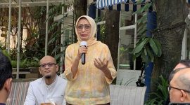 Mantan Dirut PT ASDP Indonesia Ferry (Persero), Ira Puspadewi terlihat emosional ketika mengenang ketika berada di penjara dalam Syukuran Tumpengan di Rumah Perubahan, Bekasi, Jawa Barat, Sabtu (29/11/2025)