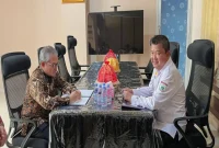 Kepala Dinas Perpustakaan dan Kearsipan Provinsi Sulbar Mustari Mula (kanan) dan Kepala Perpustakaan Nasional Profesor E Aminuddin Azis 