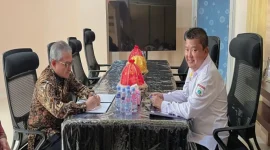 Kepala Dinas Perpustakaan dan Kearsipan Provinsi Sulbar Mustari Mula (kanan) dan Kepala Perpustakaan Nasional Profesor E Aminuddin Azis 