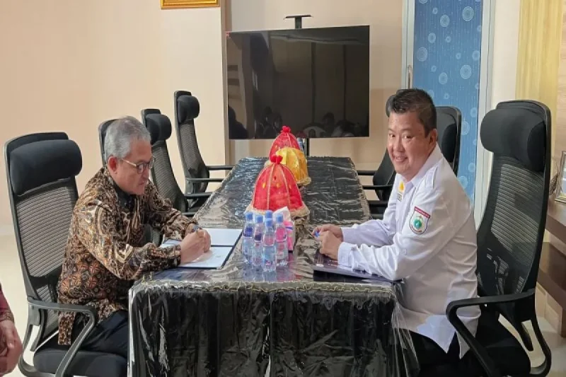 Kepala Dinas Perpustakaan dan Kearsipan Provinsi Sulbar Mustari Mula (kanan) dan Kepala Perpustakaan Nasional Profesor E Aminuddin Azis 