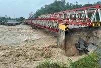 Kondisi jembatan yang terputus akibat banjir di Kabupaten Tapanuli Utara, Sumatra Utara, Selasa (25/11). (BPBD Kabupaten Tapanuli Utara)