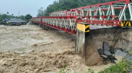 Kondisi jembatan yang terputus akibat banjir di Kabupaten Tapanuli Utara, Sumatra Utara, Selasa (25/11). (BPBD Kabupaten Tapanuli Utara)