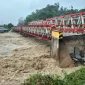 Kondisi jembatan yang terputus akibat banjir di Kabupaten Tapanuli Utara, Sumatra Utara, Selasa (25/11). (BPBD Kabupaten Tapanuli Utara)