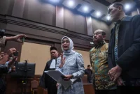 Terdakwa kasus dugaan korupsi di PT ASDP Ira Puspadewi (kedua kiri) dan Muhammad Yusuf Hadi (kanan) menyampikan keterangan kepada media usai menjalani sidang dengan agenda pembacaan pvonis di Pengadilan Tipikor, Jakarta, Kamis (20/11).
