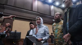 Terdakwa kasus dugaan korupsi di PT ASDP Ira Puspadewi (kedua kiri) dan Muhammad Yusuf Hadi (kanan) menyampikan keterangan kepada media usai menjalani sidang dengan agenda pembacaan pvonis di Pengadilan Tipikor, Jakarta, Kamis (20/11).