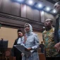 Terdakwa kasus dugaan korupsi di PT ASDP Ira Puspadewi (kedua kiri) dan Muhammad Yusuf Hadi (kanan) menyampikan keterangan kepada media usai menjalani sidang dengan agenda pembacaan pvonis di Pengadilan Tipikor, Jakarta, Kamis (20/11).