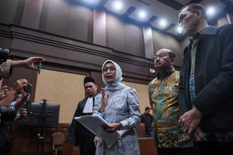 Terdakwa kasus dugaan korupsi di PT ASDP Ira Puspadewi (kedua kiri) dan Muhammad Yusuf Hadi (kanan) menyampikan keterangan kepada media usai menjalani sidang dengan agenda pembacaan pvonis di Pengadilan Tipikor, Jakarta, Kamis (20/11).