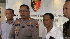 Kabid Humas Polda Jateng, Kombes Artanto (tengah), di Mapolda Jateng, Kecamatan Semarang Selatan, Kamis (27/11/2025). Foto: Arina Zulfa Ul Haq/detikJateng  Baca artikel detikjateng, 