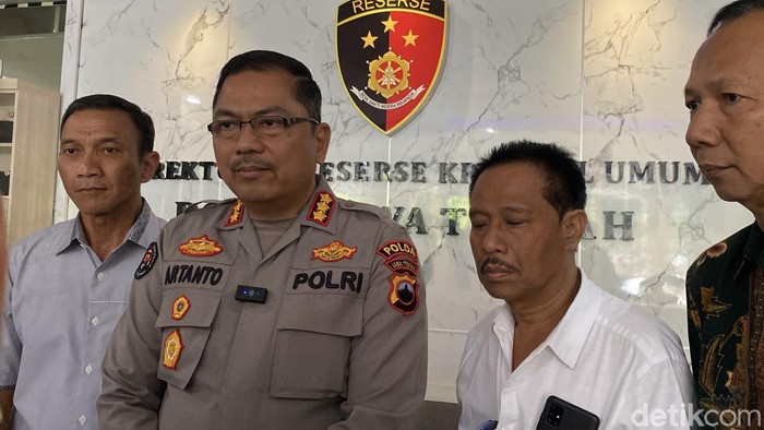 Kabid Humas Polda Jateng, Kombes Artanto (tengah), di Mapolda Jateng, Kecamatan Semarang Selatan, Kamis (27/11/2025). Foto: Arina Zulfa Ul Haq/detikJateng  Baca artikel detikjateng, 