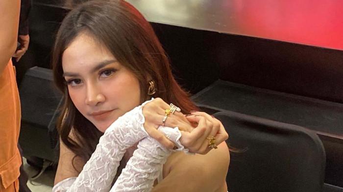 Mahalini - Penyanyi Mahalini ketika ditemui di kawasan Senayan, Jakarta Pusat, Rabu (26/11/2025). Mahalini siap kembali menyapa para penggemarnya lewat konser bertajuk “Koma Live in Concert”. (Tribunnews.com/Fauzi Alamsyah). (Tribunnews.com/Fauzi Nur Alamsyah)