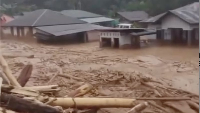 Banjir di Kab. Tapanuli Tengah (sumber: CNBC Indonesia)