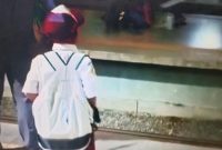 Screencapture Siswa SD yang berangkat sendirian naik KRL (sumber Detik.com)