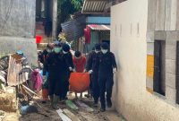 Brimob Menangis Setelah menemukan jasad ibunya dibawah Longsoran