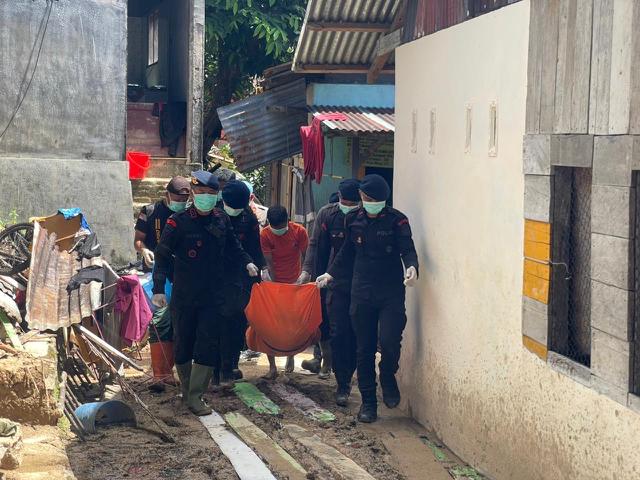 Brimob Menangis Setelah menemukan jasad ibunya dibawah Longsoran