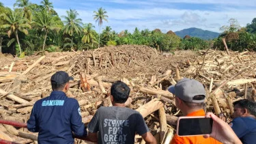 Menteri LH, Hanif Faisol tinjau lokasi banjir Sumatera