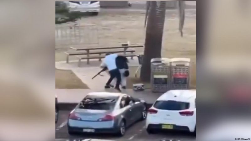 Hasil Tangkapan Layar seorang Warga Sipil Menghentikan Penembakan 