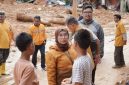 Lili Pintauli saat menyalurkan bantuan kemanusian dari Ketum Hanura Oesman Sapta di Kota Sibolga (Sumber: Waspada.id)