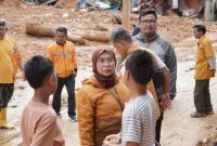 Lili Pintauli saat menyalurkan bantuan kemanusian dari Ketum Hanura Oesman Sapta di Kota Sibolga (Sumber: Waspada.id)