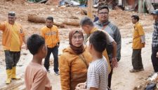Lili Pintauli saat menyalurkan bantuan kemanusian dari Ketum Hanura Oesman Sapta di Kota Sibolga (Sumber: Waspada.id)