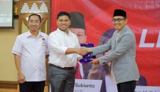 Foto pemberiann Plakat oleh Fokusmaker Kepada Kaprodi UAI