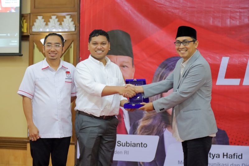 Foto pemberiann Plakat oleh Fokusmaker Kepada Kaprodi UAI