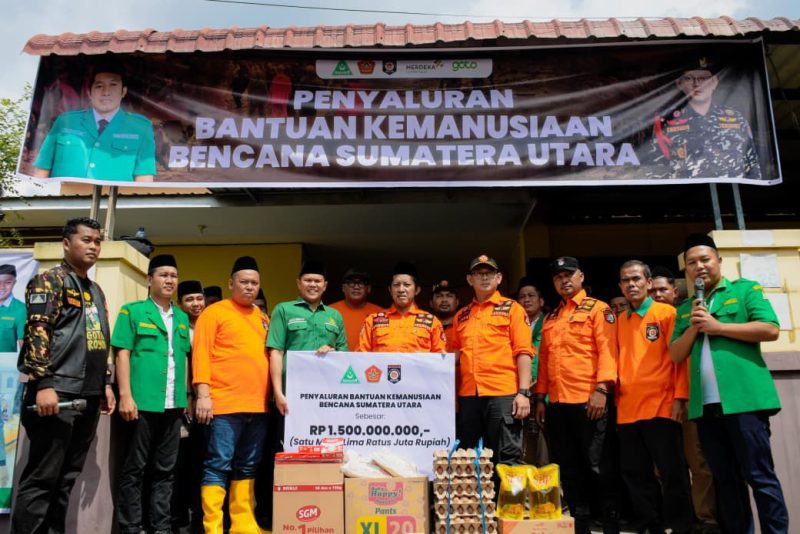 Pimpinan Pusat Gerakan Pemuda Ansor menyerahkan bantuan bencana Aceh, SUmut dan Sumbar
