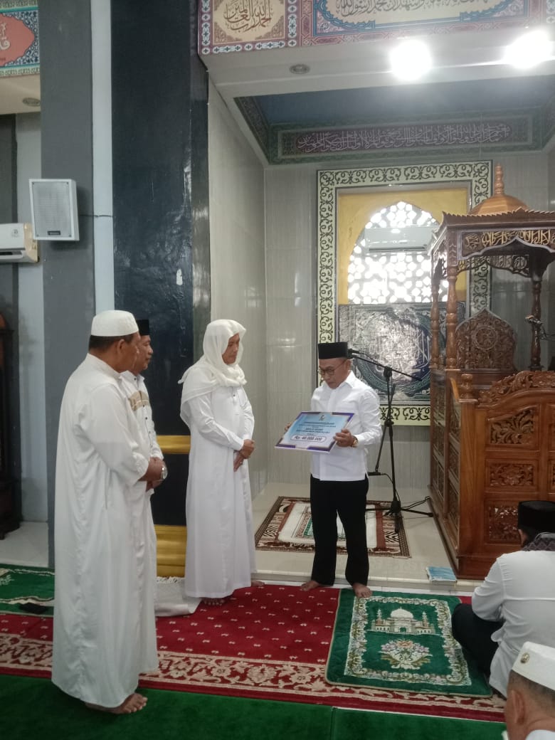 H. Abdul Wahab menyerahkan dana hibah Tahun 2025 Kepada Masjid Baiturahman Pangali-ali