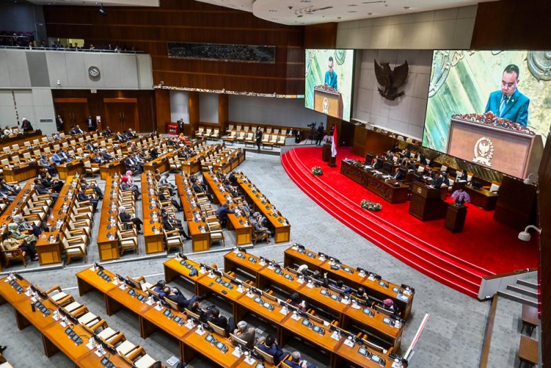 Sejumlah anggota DPR mengikuti rapat paripurna ke-17 masa persidangan III Tahun Sidang 2024-2025 di Kompleks Parlemen, Senayan, Jakarta, Kamis (17/4/2025). Rapat paripurna yang dihadiri oleh 292 dari 579 anggota tersebut dalam rangka pembukaan masa persidangan III Tahun Sidang 2024-2025. ANTARA FOTO/Rivan Awal Lingga/foc.