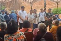 Bupati Tapanuli Tengah Masinton Pasaribu mendampingi Gubernur Sumatera Utara Bobby Nasution meninjau masyarakat yang terdampak bencana alam di Tapanuli Tengah (SUMBER: ANTARA)