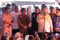 Momen Presiden Prabowo Kunjungi Korban Banjir Sumbar di Pengungsian