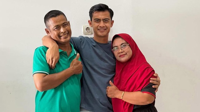 Pratama Arhan bersama Kedua Orangtuanya (Sumber: CNNIndonesia)