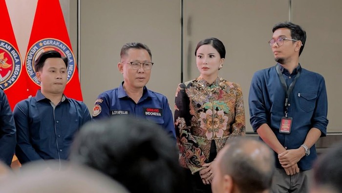 Selebgram Ayu Aulia bersama Pejabat kemhan