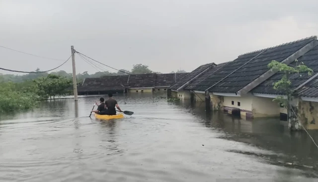 Kondisi Banjir sekitar sungai Cisadane (Sumber: Tangerang)