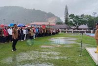 Bupati Tapanuli Tengah Masinton Pasaribu melantik PPPK Paruh Waktu pada apel pelantikan di Lapangan GOR Pandan